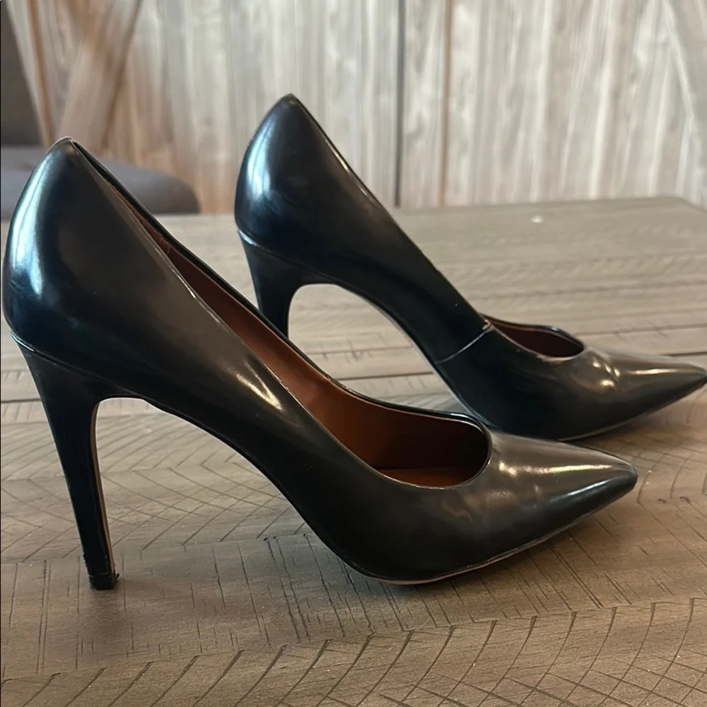 Christian Siriano Black Heels with Stiletto Design and Pointed Toe Pumps - Picture 4 of 10